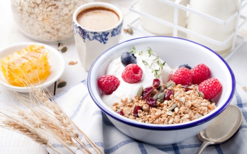 朝ごはんを食べないと太るってホント？