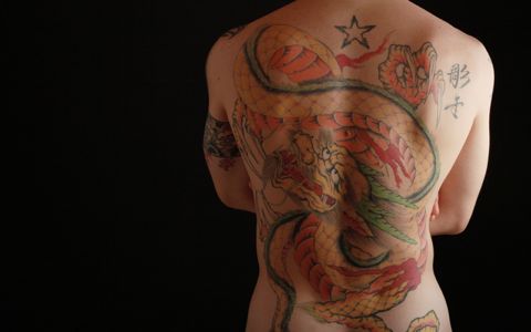 エド・シーラン、脇腹に掘られた日本語タトゥーの謎