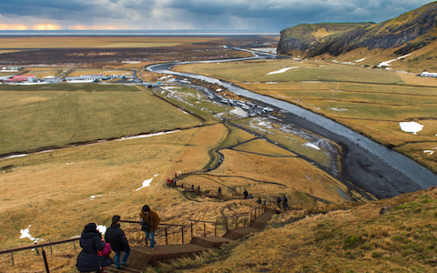 アイスランドの大自然でカーナビに従って進んだら…