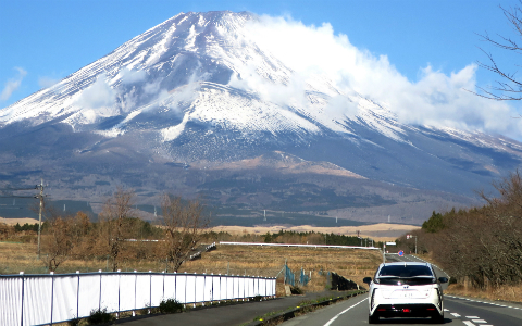 フロントガラス一面に富士山が広がる、絶景の道路