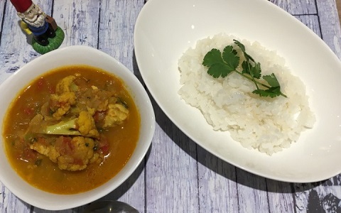 魚の旨みと風味がおいしい、野菜たっぷり「南インド風フィッシュカレー」