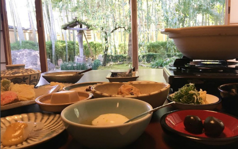 吉岡里帆が「職業体験」してた！ 景色も美しい、京都・嵐山の湯豆腐屋さん