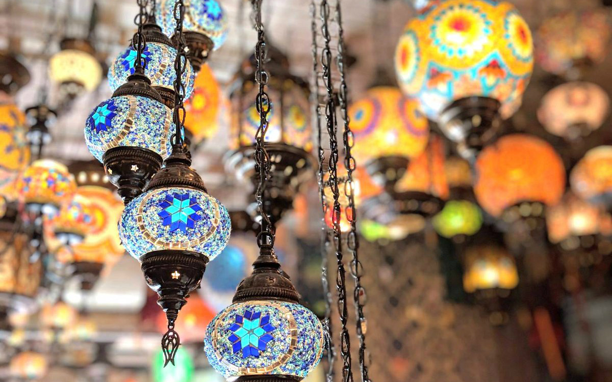 彩り豊かなランプを手作り！ トルコのモザイクランプ専門店「ZAKUROらんぷ家」