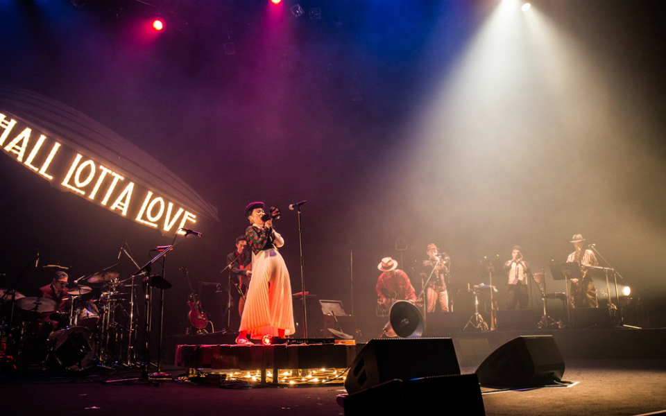 EGO-WRAPPIN’ 、愛と多幸感に溢れるステージ！ ホールツアー初日をレポート