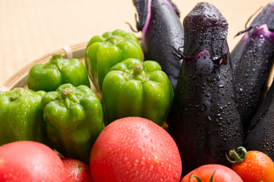 夏野菜を「冷蔵庫にそのまま入れる」のは注意。適切な保存方法をプロが解説