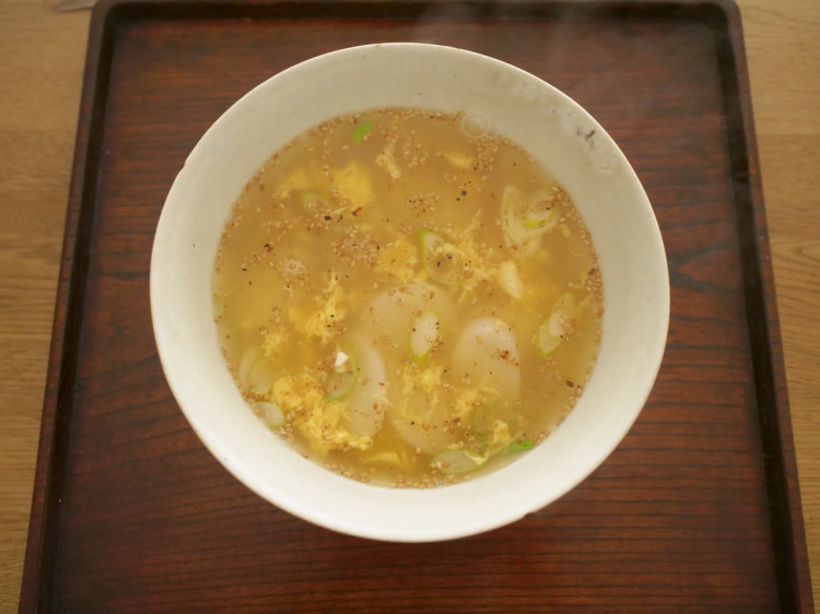 煮るだけでおいしい！ うどんスープで作る韓国風「卵とネギのトック」料理家がレシピを紹介