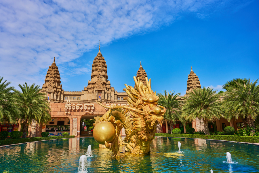 二万個超の宝石で装飾された仏像も…カンボジアの美しい首都「プノンペン」を巡る