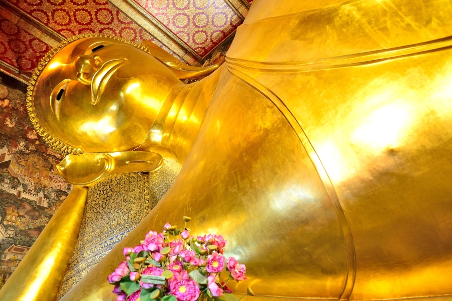 巨大な「リクライニングブッダ」に見惚れて…タイの首都 バンコクを旅する