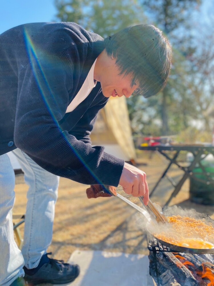 小山田壮平、思い出の味「ホンコンやきそば」をキャンプで作る