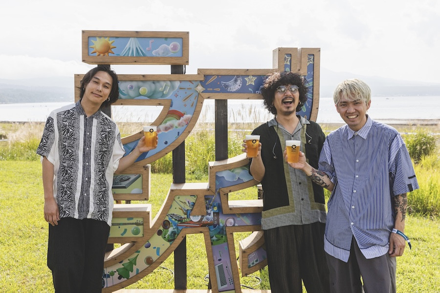 30周年「ラブシャ」ステージに立ったOmoinotake「ザ・パーフェクト黒ラベル」を片手にライブの感想と今後の展望語る