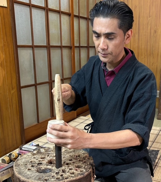 960℃を目と感覚で見極める─江戸時代から続く職人技、継承への想いを銀師が語る