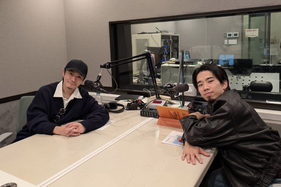 King GnuとRADWIMPSに感じる共通項は─新井和輝×武田祐介、ベーシスト同士で語り合う