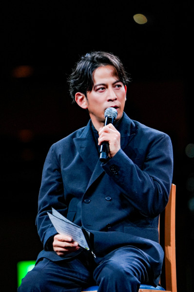 岡田准一が“知の巨人”と語らう─自身の番組「20周年記念の初イベント」大盛況！ レポートをお届け