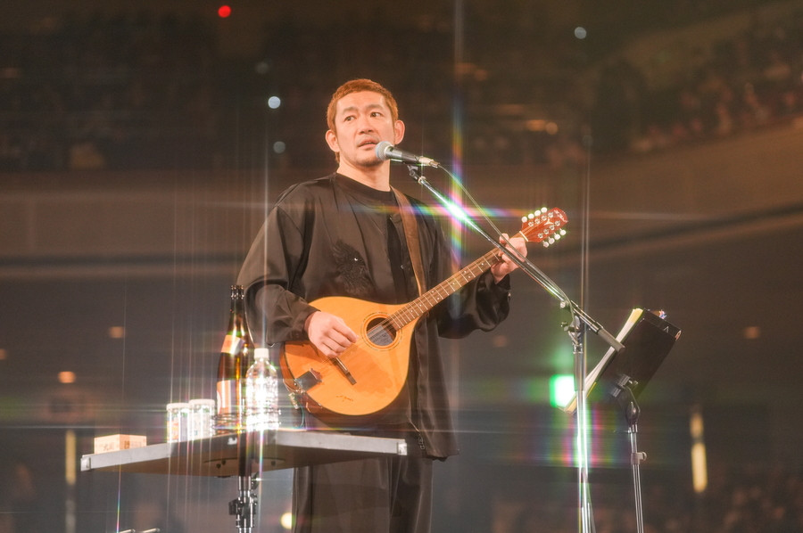 TOSHI-LOWのライブ写真をお届け！ ギター弾き語りの祭典「ギタージャンボリー」を両国国技館で開催