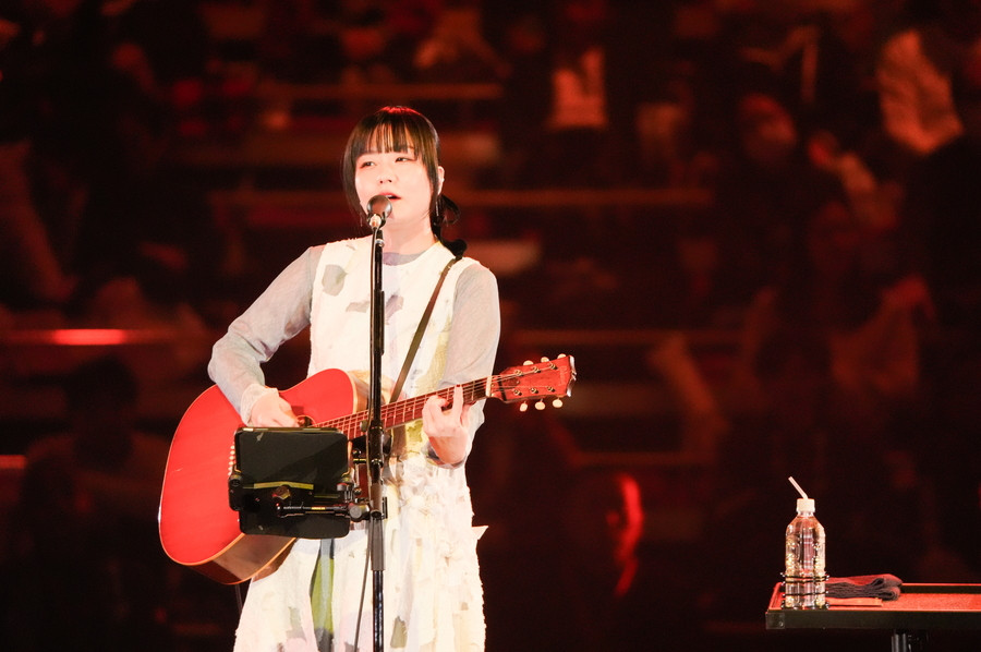 吉澤嘉代子のライブ写真をお届け！ ギター弾き語りの祭典「ギタージャンボリー」を両国国技館で開催