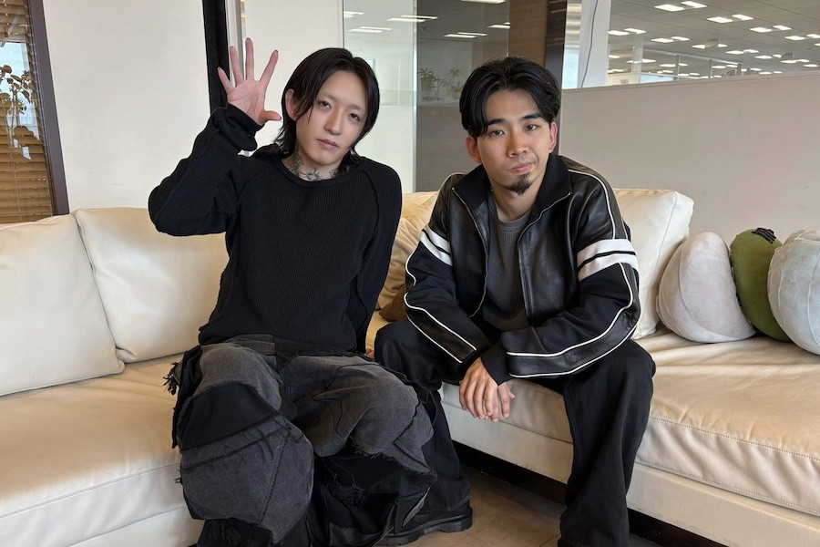  YOASOBI・AyaseがKing Gnu・新井和輝に下積み時代の葛藤を明かす「『白日』が売れすぎてしばらく聴けなかった」