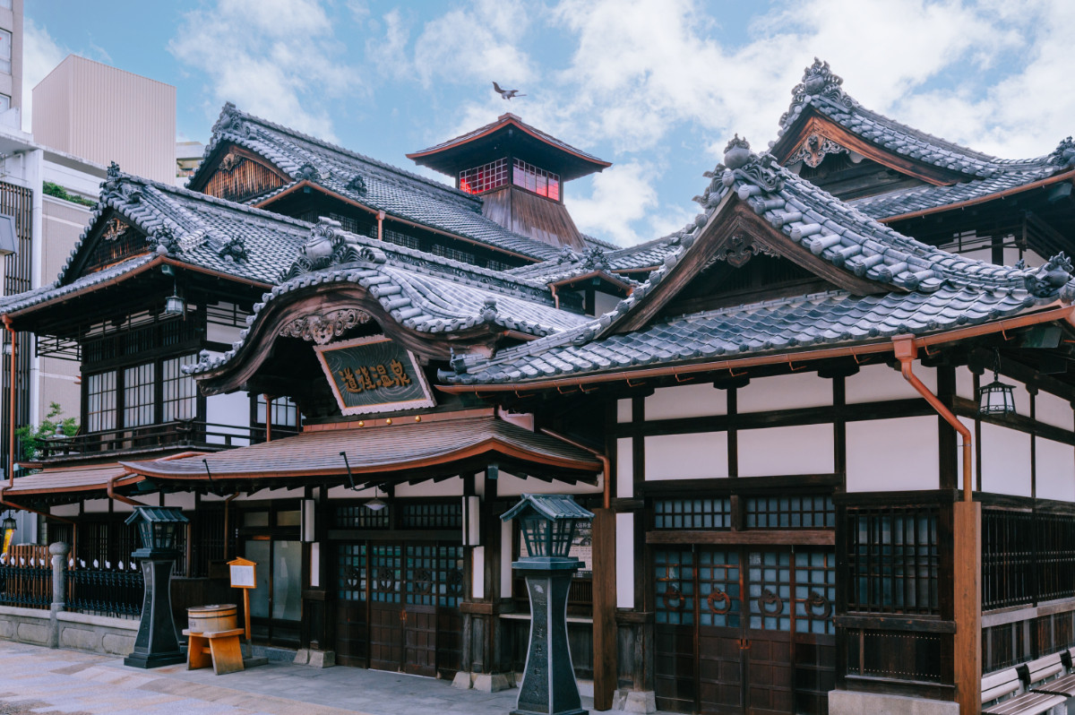 夏目漱石『坊ちゃん』の舞台・愛媛県松山。ソウルフード「鯛めし」やブランド牛など、土地の魅力を全国を旅する作家が語る