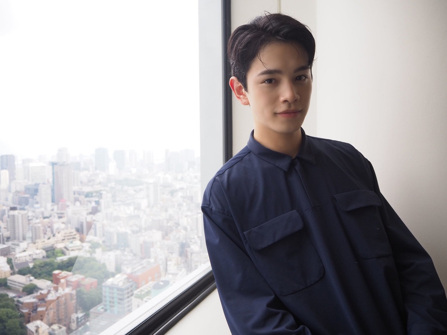 窓と男性