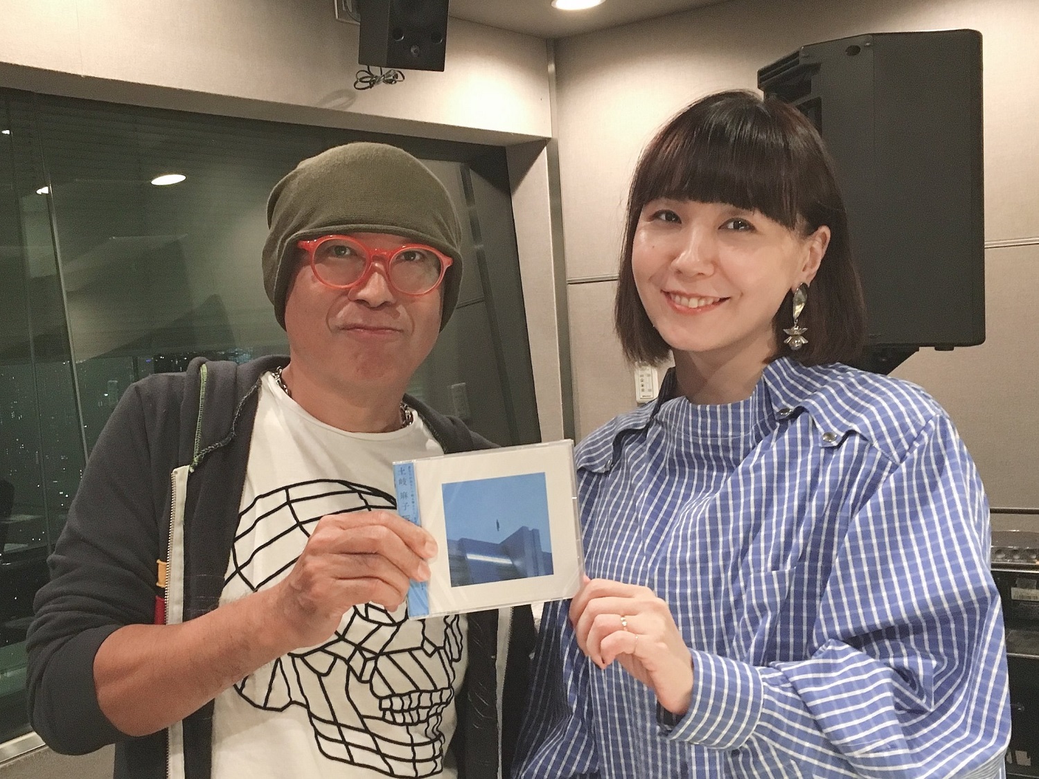 土岐麻子「足が震えるくらい怖かった」 新作『PASSION BLUE』ジャケ写