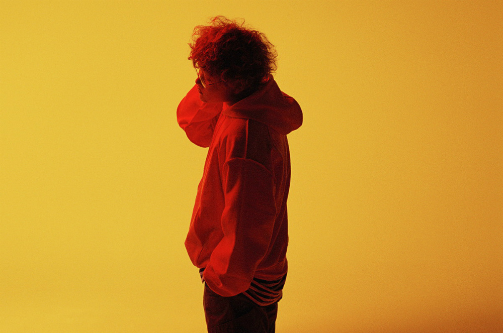 Vaundy、曲ごとに雰囲気が違う理由は？ 「PCで最初に出した音」でメイン楽器が決まることも | J-WAVE NEWS