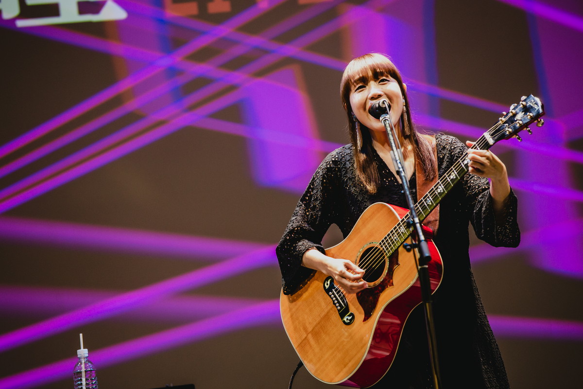 矢井田瞳、「音楽の役割」を信じて…無観客チャリティーライブで熱唱