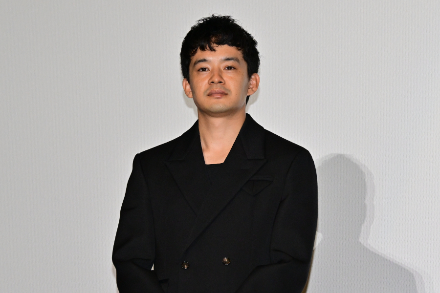 池松壮亮、映画『ベイビーわるきゅーれ』が好きすぎてオファーよりもパート3の実現に歓喜 | J-WAVE NEWS