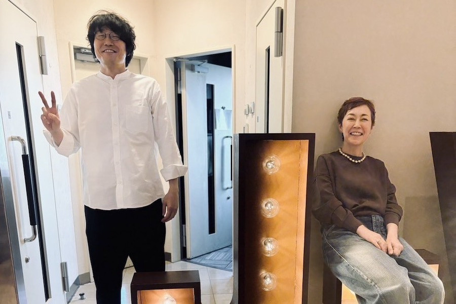 欅と栗の木がコラボした椅子（94）欅と栗を繋ぎ合わせ２種類の杢目を楽しめて面白い Kチェア2シーター｜オンラインストア｜カリモク60オフィシャルショップ