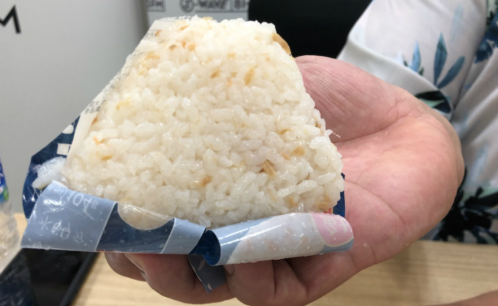 宇宙食のおにぎり」は水を入れるだけで完成！ パット見は炊きたて、味