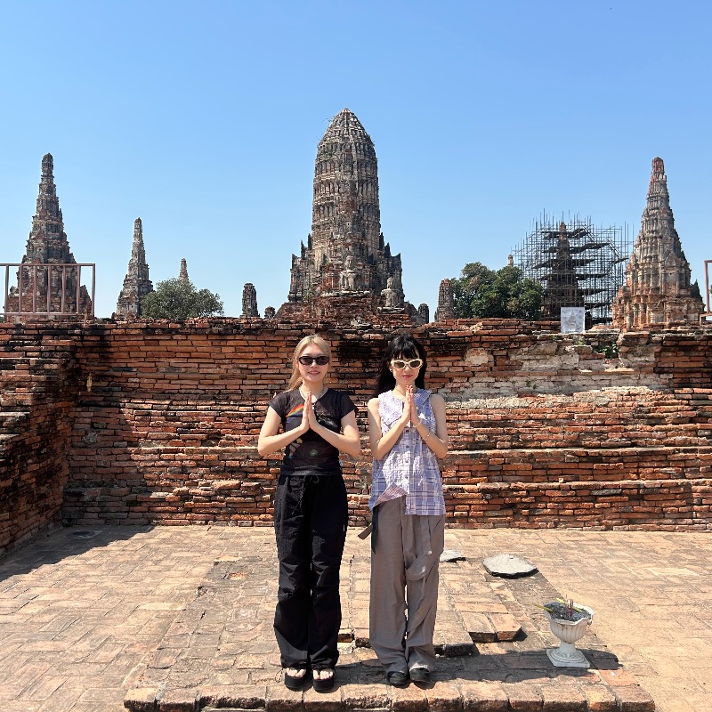 羊文学、タイのアユタヤ遺跡から喜びの声を届ける─最新チャート 羊文学、タイのアユタヤ遺跡から喜びの声を届ける─最新チャート