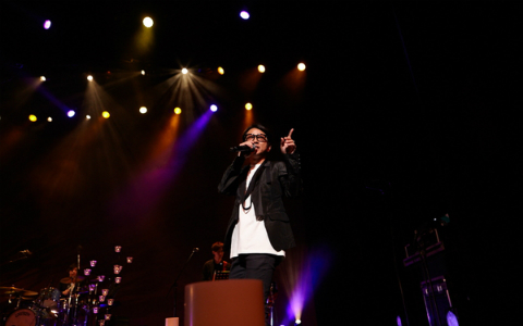 藤井フミヤ、ライブ中に「やっちゃった！」 会場は爆笑の渦に | J-WAVE