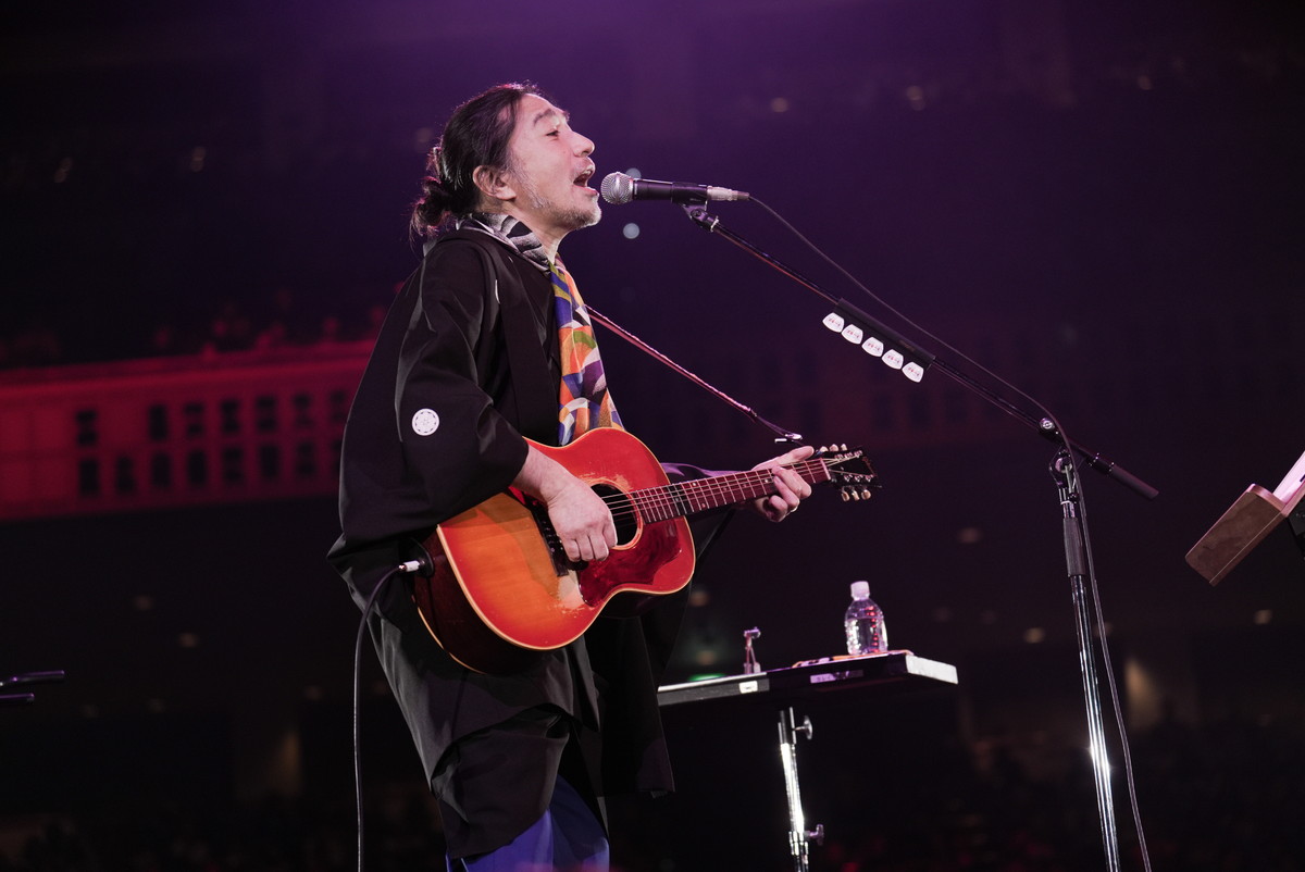 トータス松本のライブ写真をお届け！ ギター弾き語りの祭典「ギター