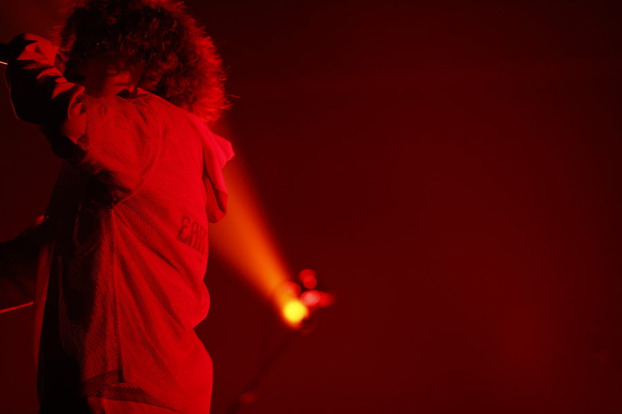 Vaundy、チルから熱唱まで魅力を凝縮したライブ【「J-WAVE LIVE